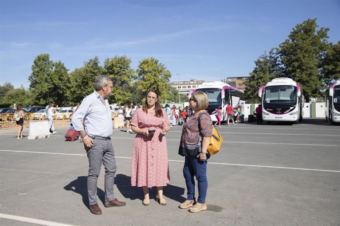 La delegada de Juventud de la Diputación, Sara Alguacil (centro), en la despedida a los participantes de los Campamentos de Verano.