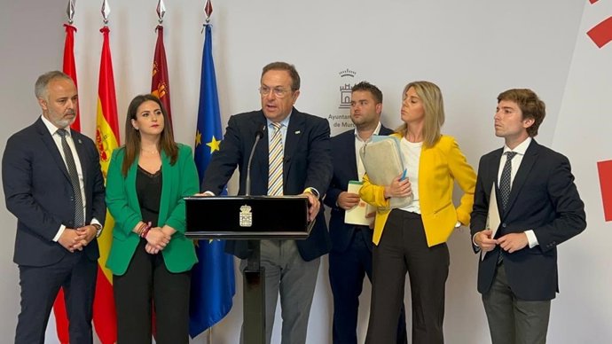 El portavoz de VOX en el Ayuntamiento de Murcia, Luis Gestoso, acompañado de concejales de su grupo, en una rueda de prensa
