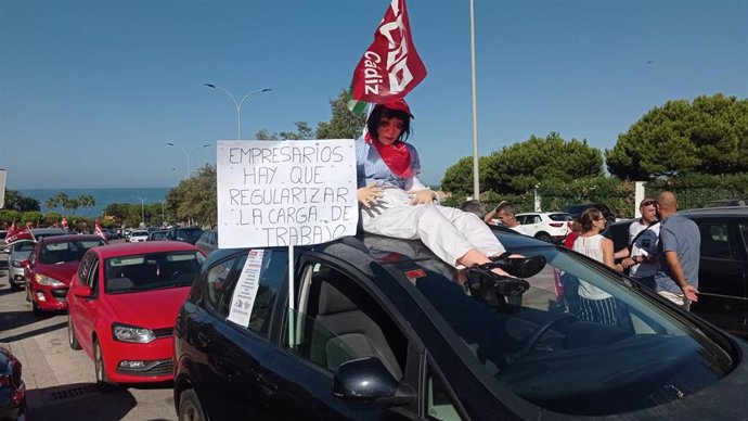 Más 40 coches recorren en caravana Novo Sancti Petri por las "excesivas cargas de trabajo" en los hoteles