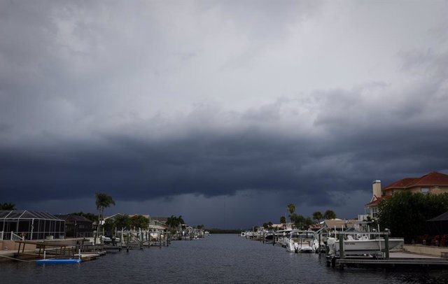 29 August 2023, US, Port Richey: Storm clouds are seen building in the distance over a canal in the Gulf Harbors area as Hurricane Idalia makes its way toward the Florida Gulf Coast. Photo: Chris Urso/Tampa Bay Times via ZUMA Press/dpa