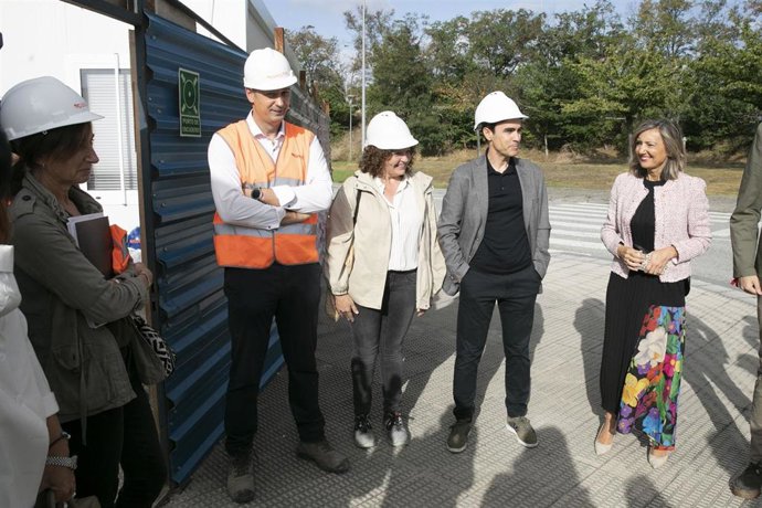 La alcaldesa de Pamplona, Cristina Ibarrola, visita las obras del polideportivo de Buztintxuri.