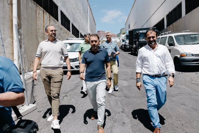 El alcalde de Santa Cruz de Tenerife, José Manuel Bermúdez (c) y el consejero de Industria del Cabildo, Manuel Fernández, en una visita al polígono Costa-Sur