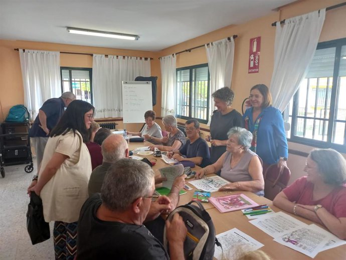 La delegada territorial de Inclusión Social, Juventud, Familias e Igualdad en la provincia de Sevilla, María Luisa Cava, en una reunión para abordar obras en CPA para mayores.