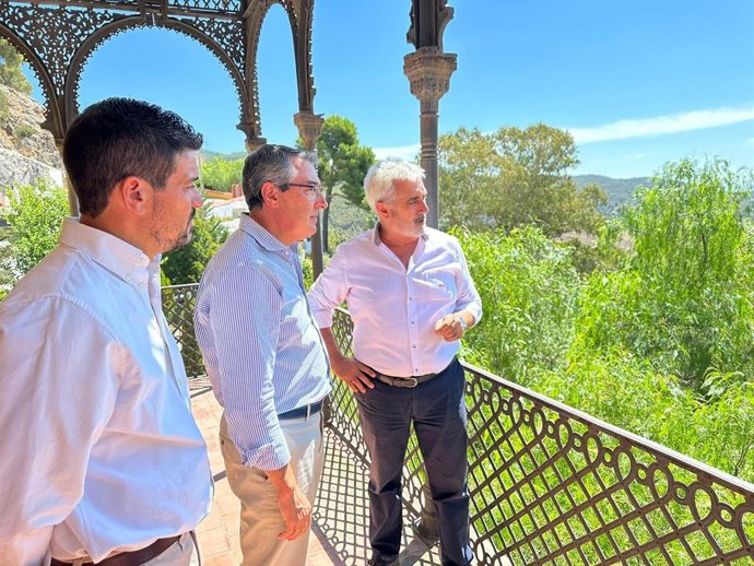 El presidente de la Diputación de Málaga, Francisco Salado, en el marco de su ronda de visitas a los municipios malagueños tras el inicio de la nueva legislatura, acude a Carratraca, y se reúne con el alcalde, Antonio Sepúlveda