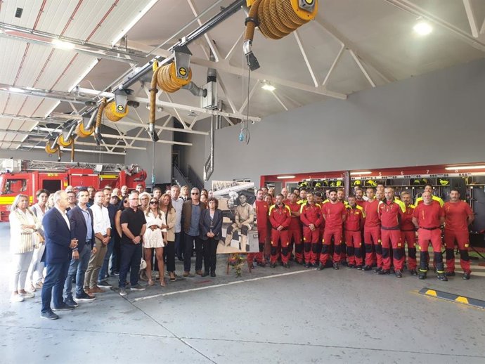 Compañeros, familia y miembros de la Corporación local participan en un homenaje en el parque de bomberos de Santiago a Jorge Corbacho, bombero en prácticas fallecido en 2022 en acto de servicio