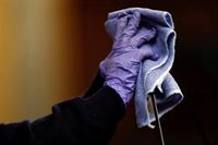 El alcalde de Albondón (Granada) pide disculpas por el regalo "inapropiado" a los mayores, con bayetas para las vecinas