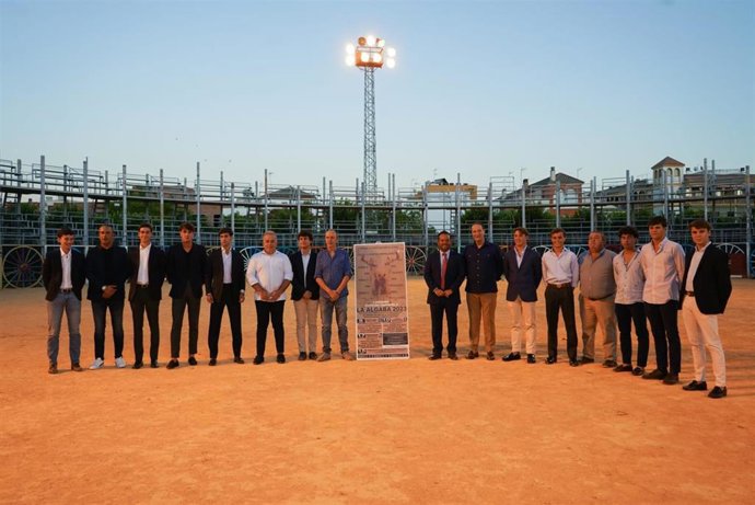 Novilleros y autoridades en la presentación de las Fiestas de La Algaba (Sevilla).