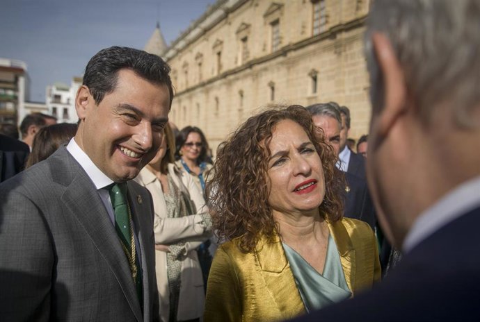 Archivo - El presidente de la Junta de Andalucía, Juanma Moreno, y la ministra de Hacienda, María Jesús Montero, en una imagen de archivo.