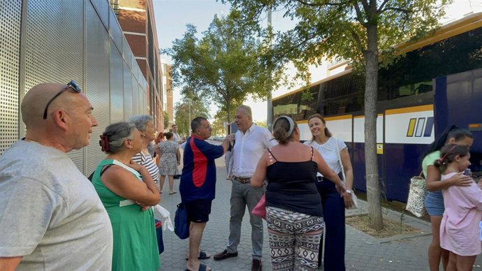 El alcalde de Sevilla, José Luis Sanz, en la salida de uno de los autobuses a la playa desde el distrito Norte, en el barrio de Pino Montano.