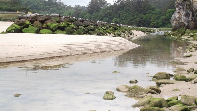 Playa de la Franca, en Ribadedeva, con el agua contaminada.