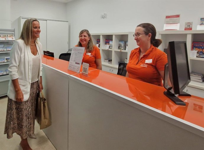 La concejala de Turismo en Valncia, Paula Llobet, visita la oficina de turismo de la ciudad ubicada en el aeropuerto y anuncia su ampliación y modernización.