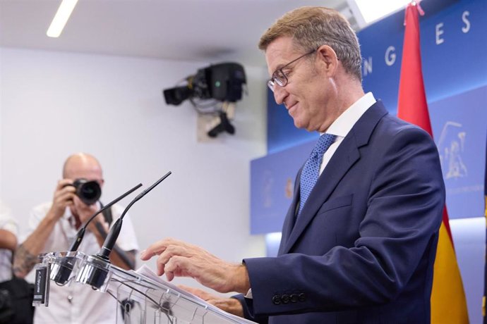 El presidente del PP, Alberto Núñez Feijóo, durante una rueda de prensa tras la reunión con el presidente del Gobierno en funciones y líder del PSOE, en el Congreso de los Diputados, a 30 de agosto de 2023, en Madrid (España). Feijóo ha ofrecido a Sánch