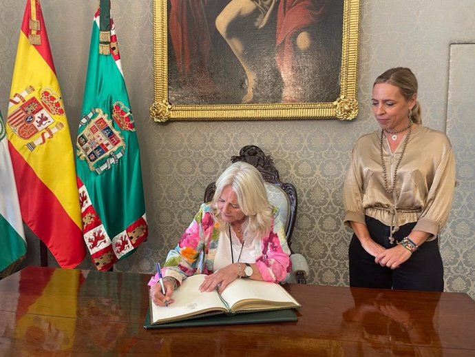 La delegada del Gobierno de la Junta de Andalucía en la provincia de Cádiz, Mercedes Colombo, y la presidenta de la Diputación, Almudena Martínez, antes de mantener un encuentro institucional