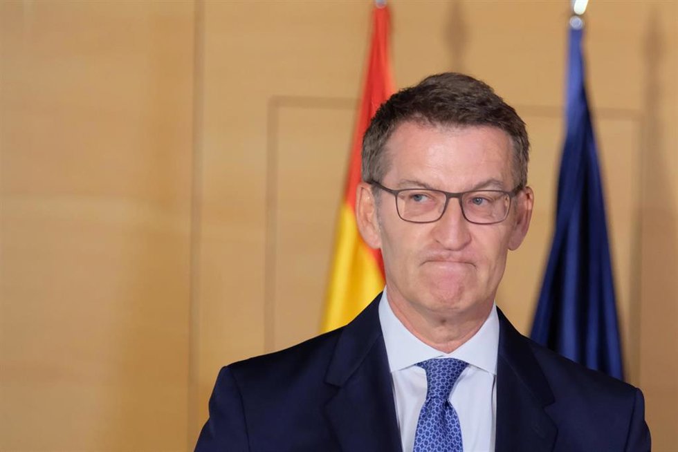 El presidente del PP, Alberto Núñez Feijóo, espera al presidente del Gobierno en funciones y líder del PSOE para su reunión en el Congreso de los Diputados, a 30 de agosto de 2023, en Madrid (España). Según fuentes del PP, Feijóo contactó el lunes, 28 d