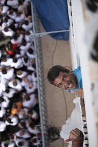 Mazón ensalza el carácter "alegre y hospitalario" de la Tomatina: "Representa la sonrisa que lanzamos al mundo"