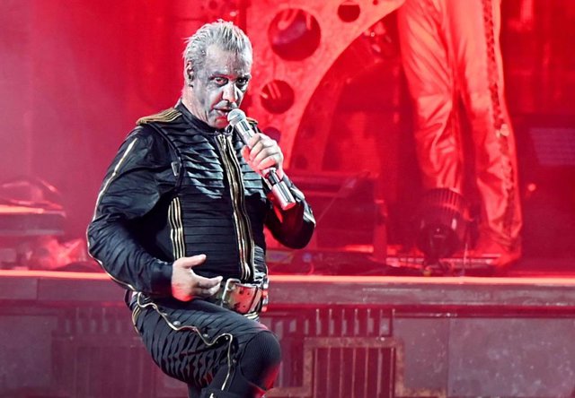 Archivo - FILED - 18 June 2022, North Rhine-Westphalia, Duesseldorf: Till Lindemann, lead singer of the German metal band Rammstein, performs on stage as part of the German tour for the album "Zeit". Lawyers for Till Lindemann say they will take legal act