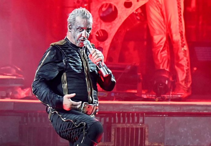 Archivo - FILED - 18 June 2022, North Rhine-Westphalia, Duesseldorf: Till Lindemann, lead singer of the German metal band Rammstein, performs on stage as part of the German tour for the album "Zeit". Lawyers for Till Lindemann say they will take legal a