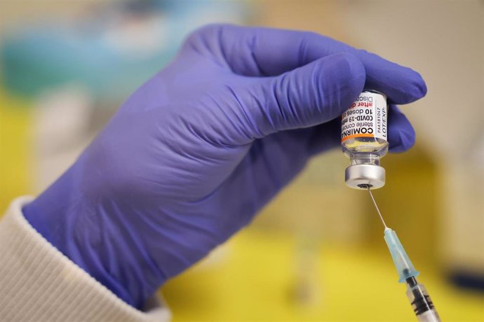 Archivo - 14 December 2021, Schleswig-Holstein, Schenefeld: A medical worker draws up syringes with the Biontech/Pfizer vaccine during a vaccination campaign for children aged five to eleven in the shopping centre "Stadtzentrum Schenefeld" near Hamburg. 