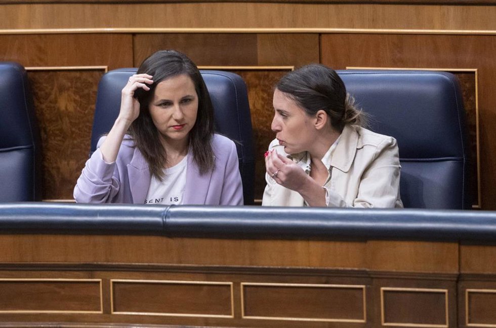 Archivo - La ministra de Derechos Sociales y Agenda 2030, Ione Belarra (i) y la ministra de Igualdad, Irene Montero (d).