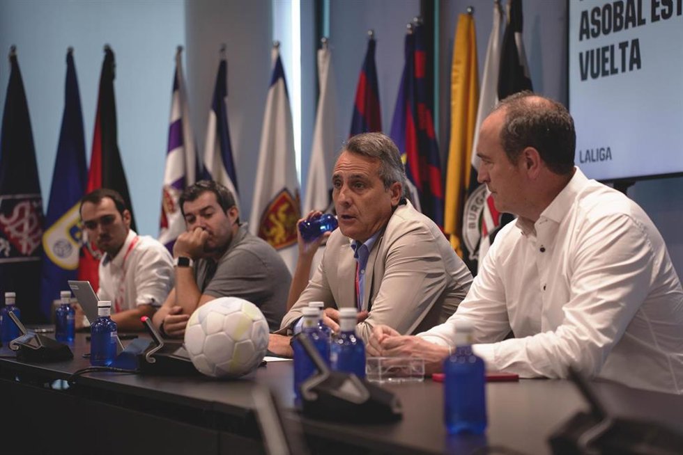 Directivos de LaLiga y ASOBA.