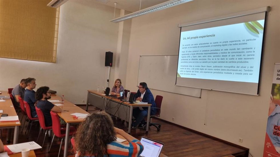 Ponendia de Asensio López en el curso  'Aceite de oliva virgen extra. Salud, marketing y maridaje' de la UNIA en la sede Antonio Machado de Baeza.