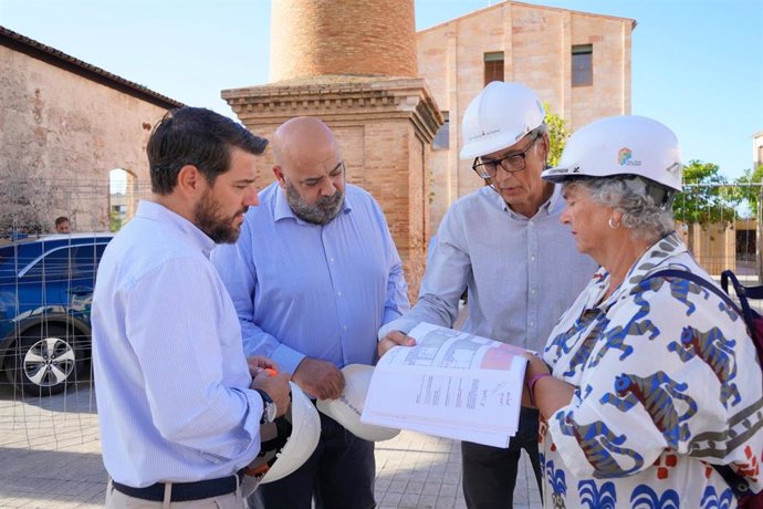 Archivo - El alcalde de Palma, Jaime Martínez, durante su visita a las dependencias de la antigua fábrica de Can Ribes, en el barrio de La Soledad