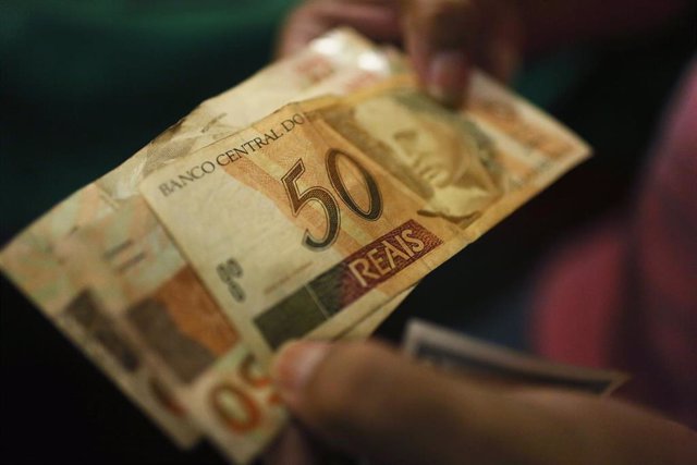 Archivo - Un billete de 50 reales brasileños