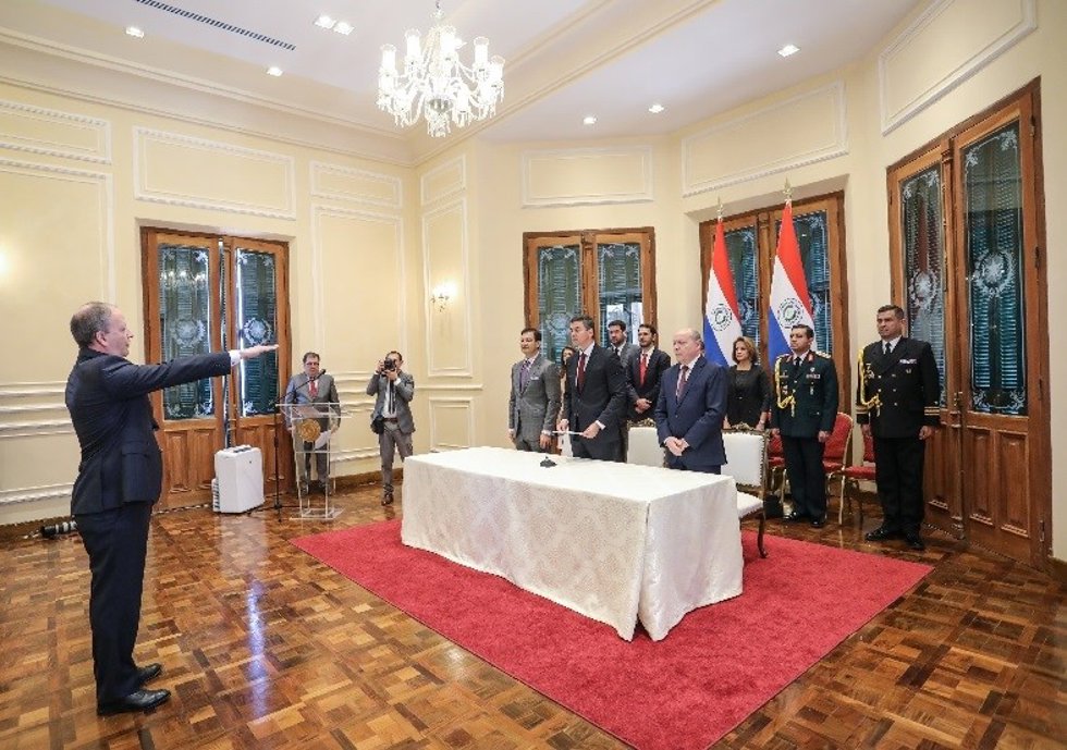 Valdovinos jura como ministro de Economía y Finanzas de Paraguay tras cambiar el nombre al ministerio