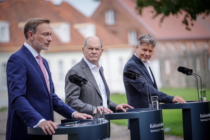 30 August 2023, Brandenburg, Meseberg: (L-R) Christian Lindner, Germany's Minister of Finance, German Chancellor Olaf Scholz and Robert Habeck, Germany's Minister of Economics and Climate Protection, hold a press conference outside Meseberg Palace at th