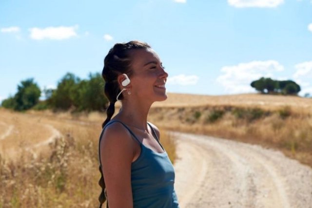 Los nuevos auriculares open-ear inalámbricos Soundgear Sense de JBL.