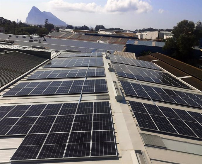 Archivo - Instalación de paneles solares realizada por EnchufeSolar en la fábrica de Ubago en La Línea de la Concepción (Cádiz).