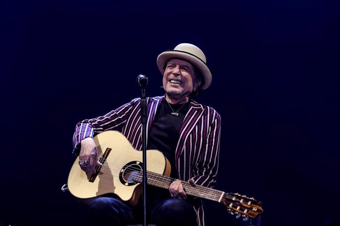 Archivo - El cantante Joaquín Sabina durante una actuación en el Wizink Center, en una foto de archivo.