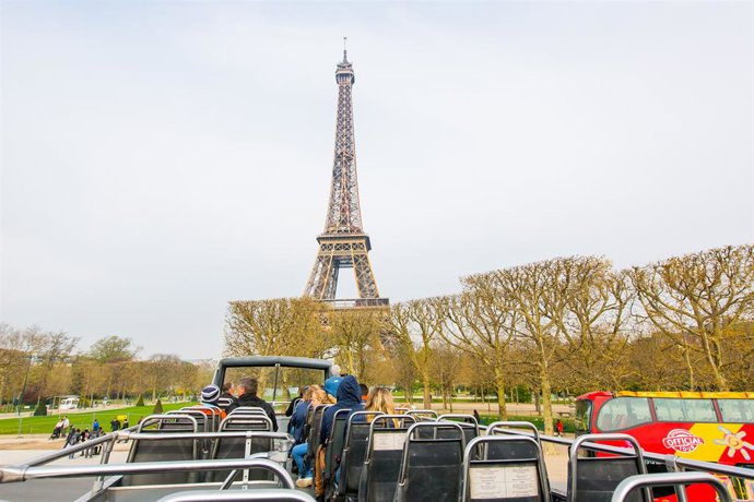 Archivo - Autobús Turístico en París.