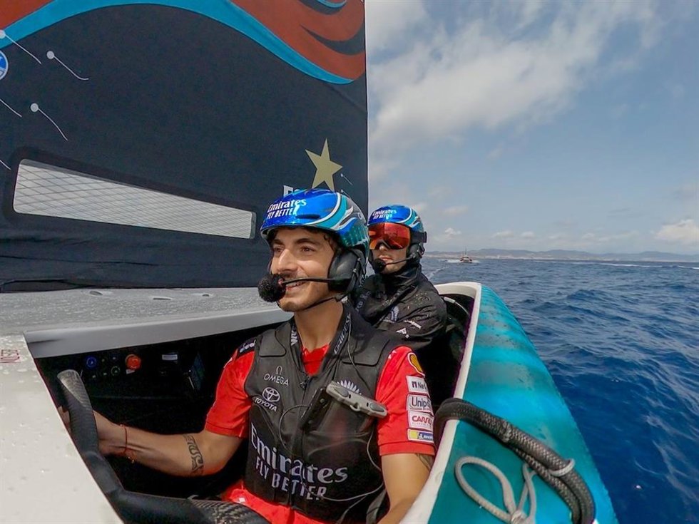 El piloto Pecco Bagnaia a bordo del Emirates Team New Zealand que disputará la próxima edición de la America's Cup en 2024.