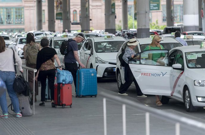 Archivo - Varias personas con maletas esperan un taxi en la estación de Atocha-Almudena Grandes, a 2 de mayo de 2023, en Madrid (España)