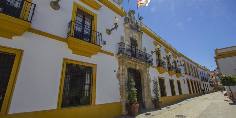 Archivo - Fachada del Ayuntamiento de Utrera.