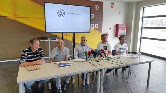 Archivo - El presidente de empresa de Volkswagen Navarra, Alfredo Morales (c), en una rueda de prensa con otros miembros del comité.