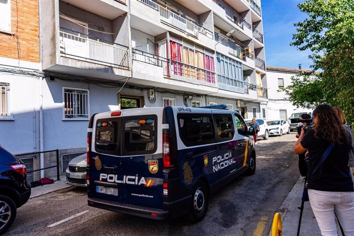 Un furgón policial frente al domicilio donde un hombre ha asesinado presuntamente a su mujer, a 30 de agosto de 2023, en Béjar, Salamanca.