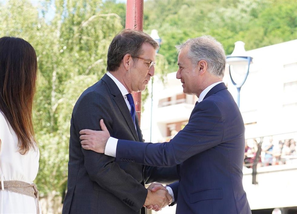 Archivo - El Lehendakari, Iñigo Urkullu, ha mantenido este miércoles por la tarde una conversación "franca y provechosa" con el presidente del PP, Alberto Núñez Feijóo