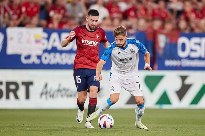Philip Zinckernagel of Club Brugge KV competes for the ball with Moi Gomez of CA Osasuna during the UEFA Conference League Qualifying Play-Offs: First Leg match between CA Osasuna and Club Brugge KV at El Sadar on August 24, 2023, in Pamplona, Spain.