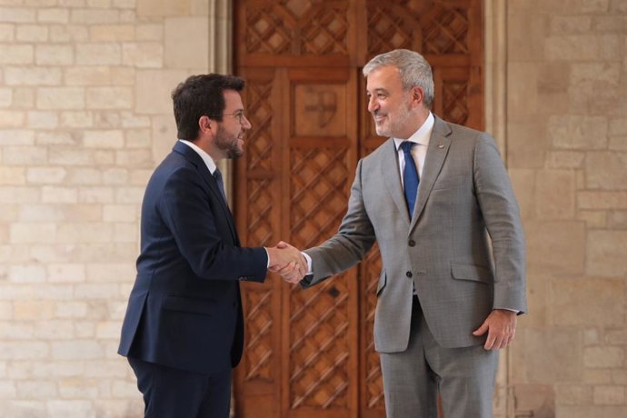 El president de la Generalitat, Pere Aragons (i), i l'alcalde de Barcelona, Jaume Collboni (d), se saluden a la seva arribada a una reunió en el Palau de la Generalitat de Catalunya, a 30 d'agost de 2023, a Barcelona, Catalunya (Espanya). Aquesta és la