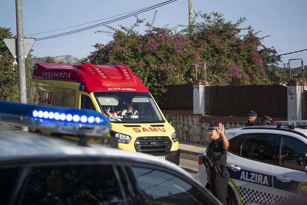 Una ambulancia llega a la casa donde una mujer retenida por un policía retirado, a 30 de agosto de 2023, en Alzira