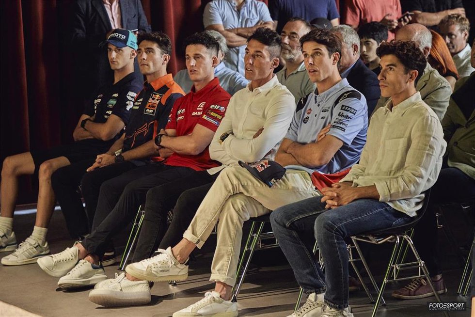 Los hermanos Aleix y Pol Espargaró junto a los hermanos Marc y Álex Márquez, acompañados de Albert Arenas y Xavier Artigas.
