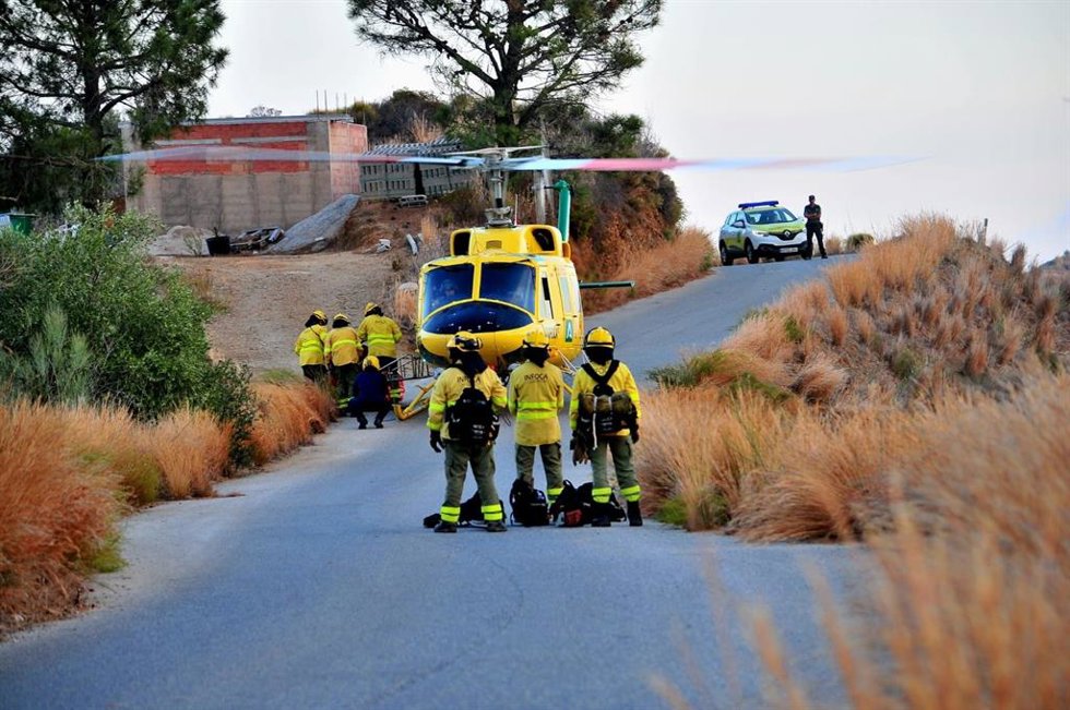 Efectivos del Infoca desplegados por un incendio forestal en Almuñécar (Granada).