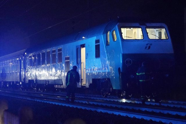 Bomberos cerca del tren regional que ha atropellado a varios trabajadores de mantenimiento de las vías cerca de la estación de Brandizzo, Turín