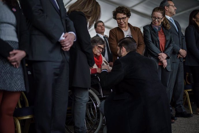 El presidente de Chile, Gabriel Boric, junto a familiares de las víctimas de desapariciones forzadas a 50 años del golpe de Estado