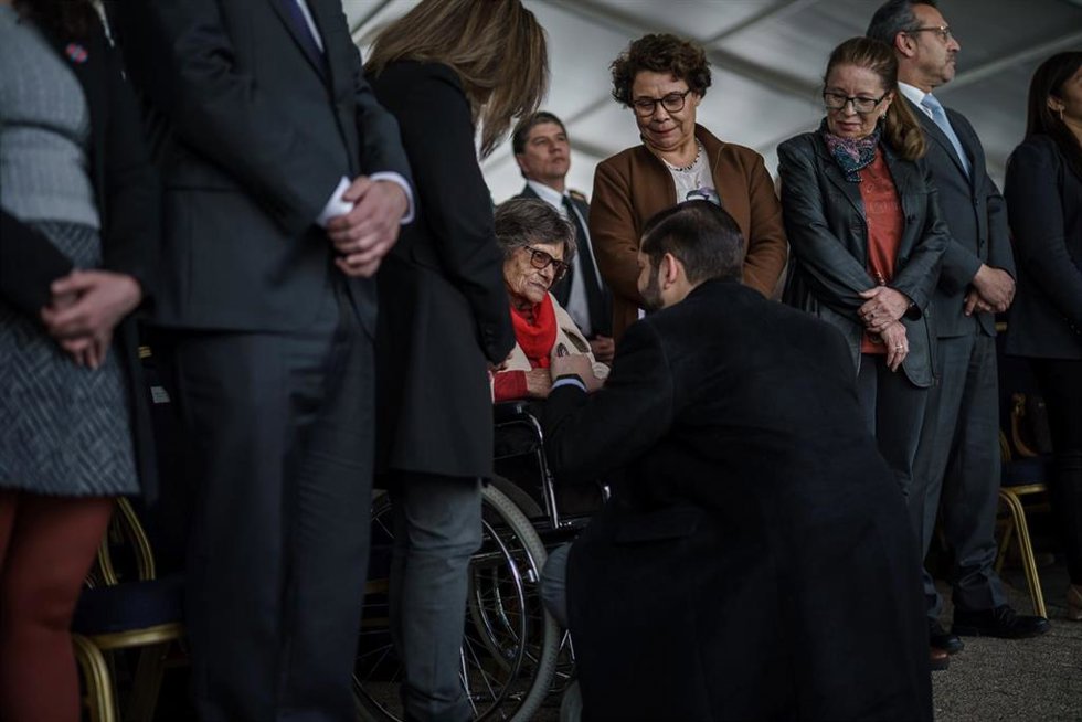 El presidente de Chile, Gabriel Boric, junto a familiares de las víctimas de desapariciones forzadas a 50 años del golpe de Estado