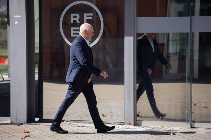 El presidente de la Federación Catalana de Fútbol, Joan Soteras, a su llegada a la Real Federación Española de Fútbol (RFEF), en Las Rozas (Madrid), a 28 de agosto de 2023, en Madrid (España)