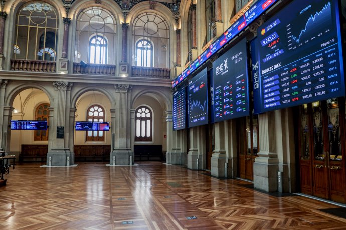 Paneles muestran los índices bursátiles en el interior del Palacio de la Bolsa, a 8 de agosto de 2023, en Madrid (España). 