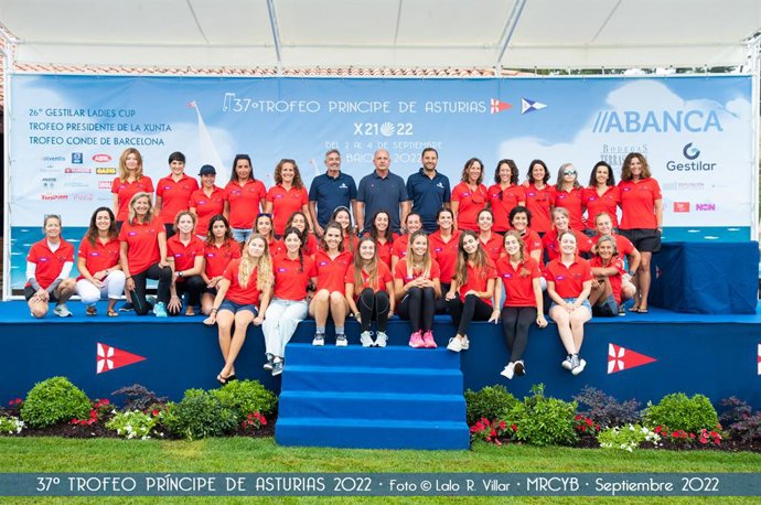 Javier García-Valcárcel (presidente de Gestilar), Alejandro Retolaza (vicepresidente del Monte Real Club de Yates de Baiona) y Raúl Guerrero Juanes (consejero delegado de Gestilar) junto a participantes en la 26 Gestilar Ladies Cup, la edición de 2022